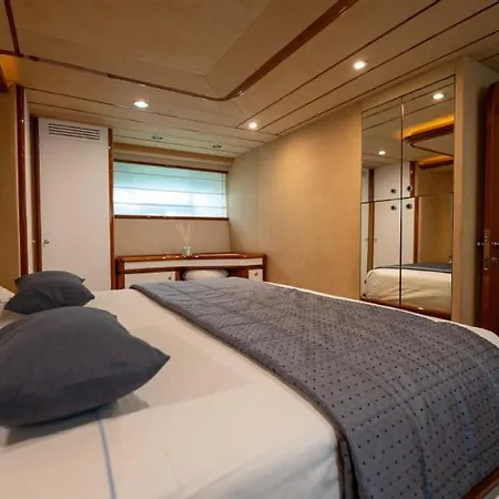 Jumpy Luxury Yacht *