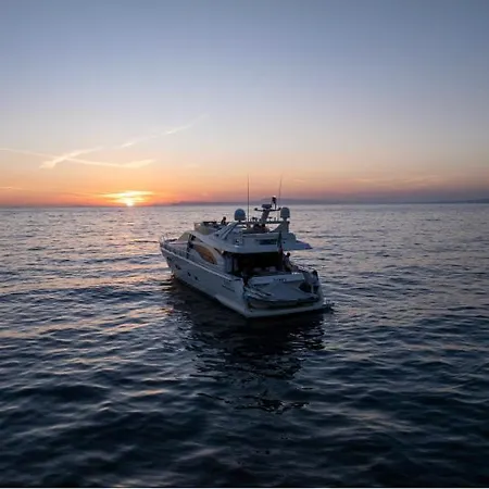Jumpy Luxury Yacht Botel *