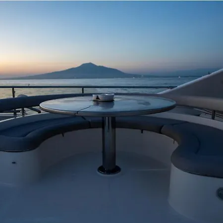 Jumpy Luxury Yacht Botel Nápoles
